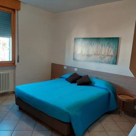 Blue - A Due Passi Dal Lago, Parcheggio Privato لاتيزي